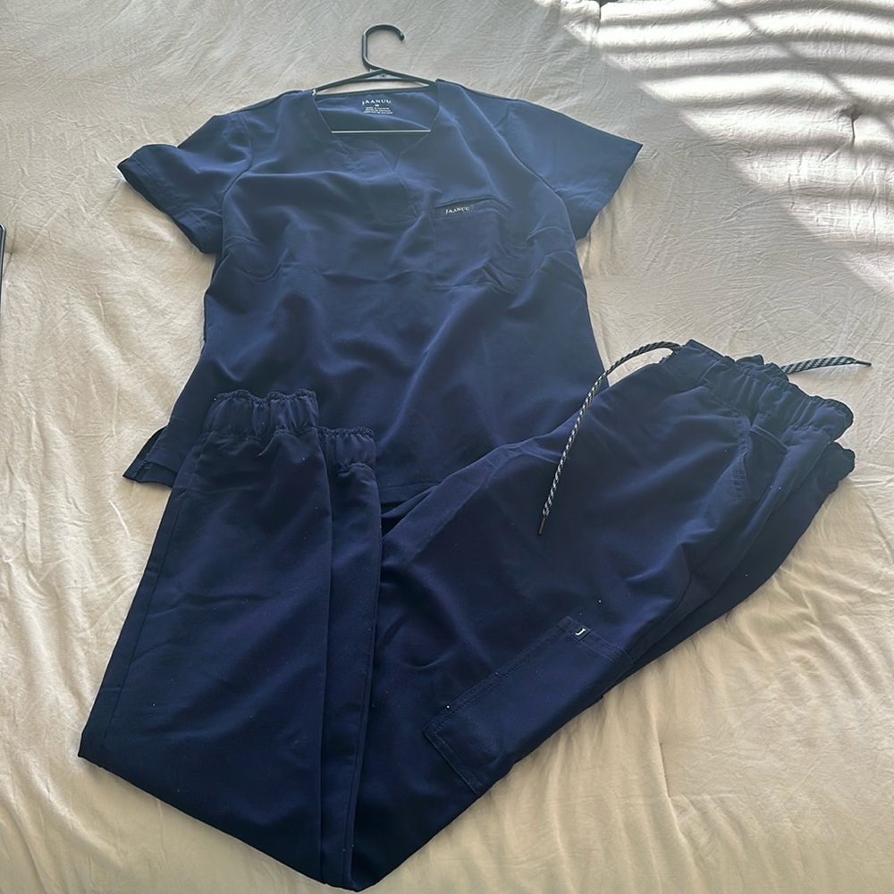 Jaanuu Scrub Set